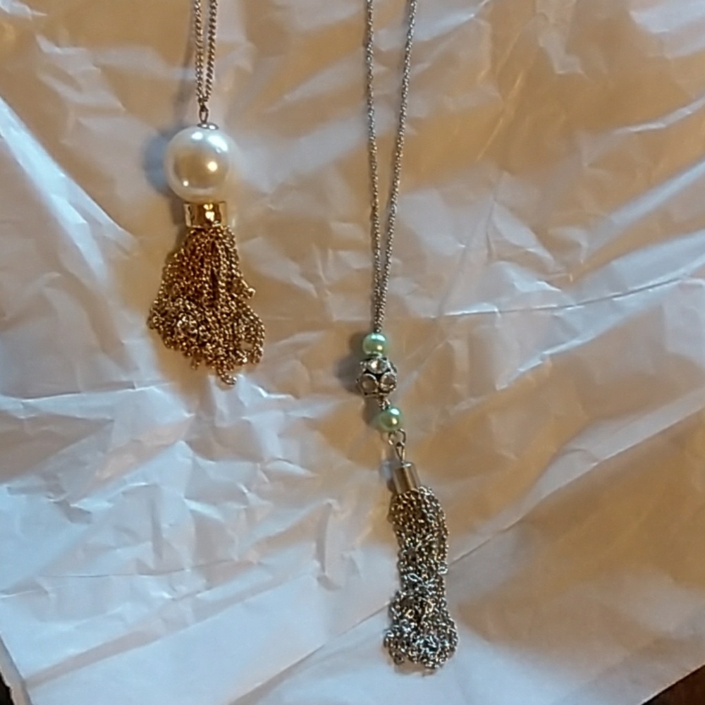 Set of 2 long necklaces.